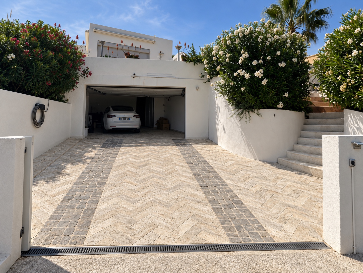 Le travertin en perspective — Allée de garage · pavage · vue de jour